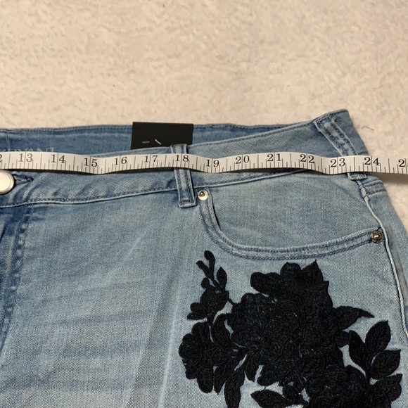 Lane Bryant Denim Girlfriend Shorts, Very Stretchy, NWT’s, Size 24 - Picture 8 of 10
